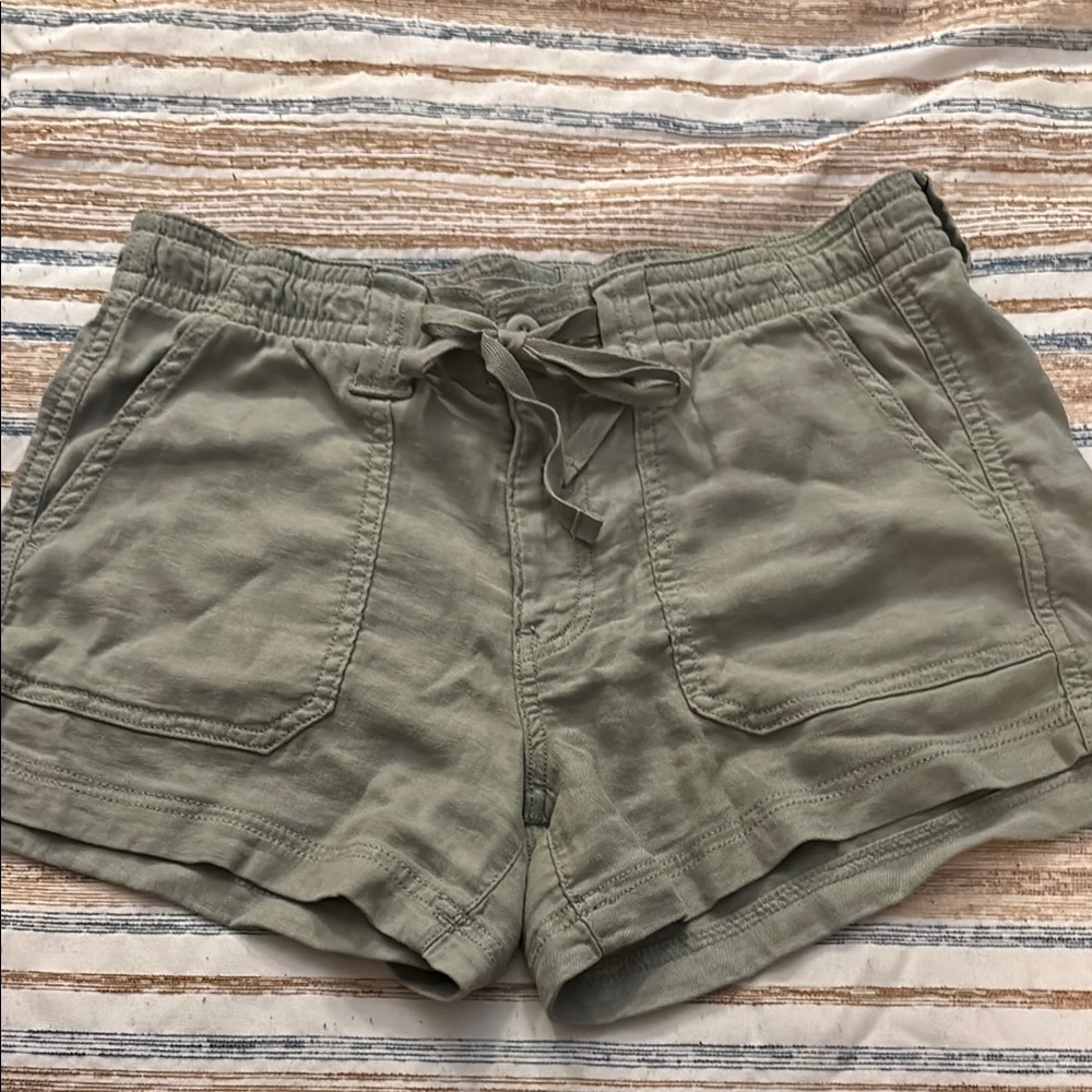 American Eagle Outfitters Sage Green Women's Cargo Shorts. Brand new